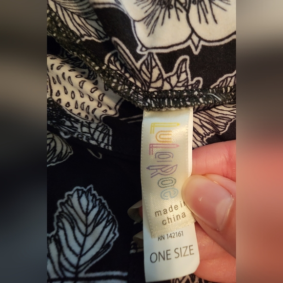 LuLaRoe Strawberry Leggings OS - Picture 2 of 3